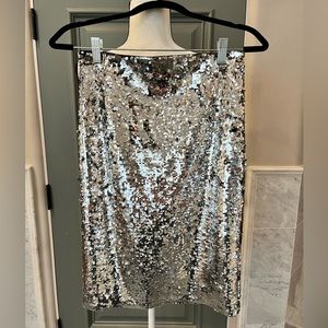 Alice + Olivia silver sequins skirt in size 6 NWT!